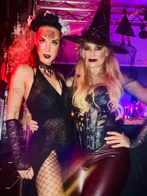 Zwei kostümierte Gäste beim Halloween-Abend in der Bar Italia