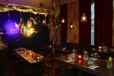 Leerer Gastraum der Bar Italia mit gedeckten Tischen und Lichterpergola