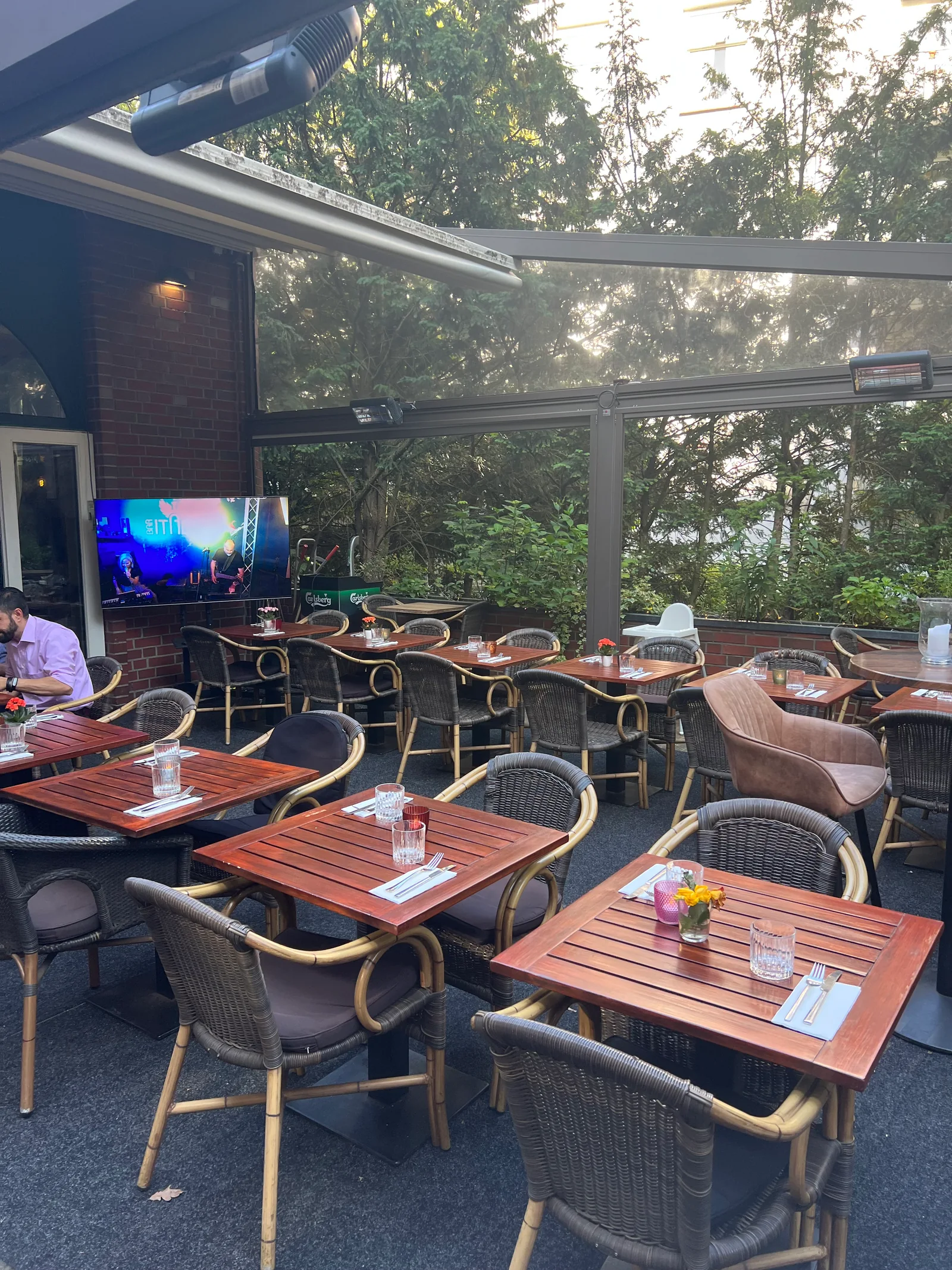 Überdachte Terrasse der Bar Italia mit eingedeckten Tischen